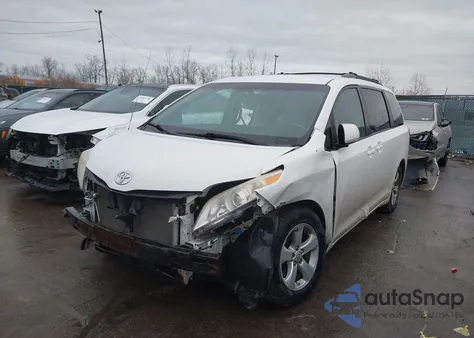 2012 Toyota Sienna Le V6 8 Passenger z USA, uszkodzony, nr VIN 5TDKK3DC6CS230054